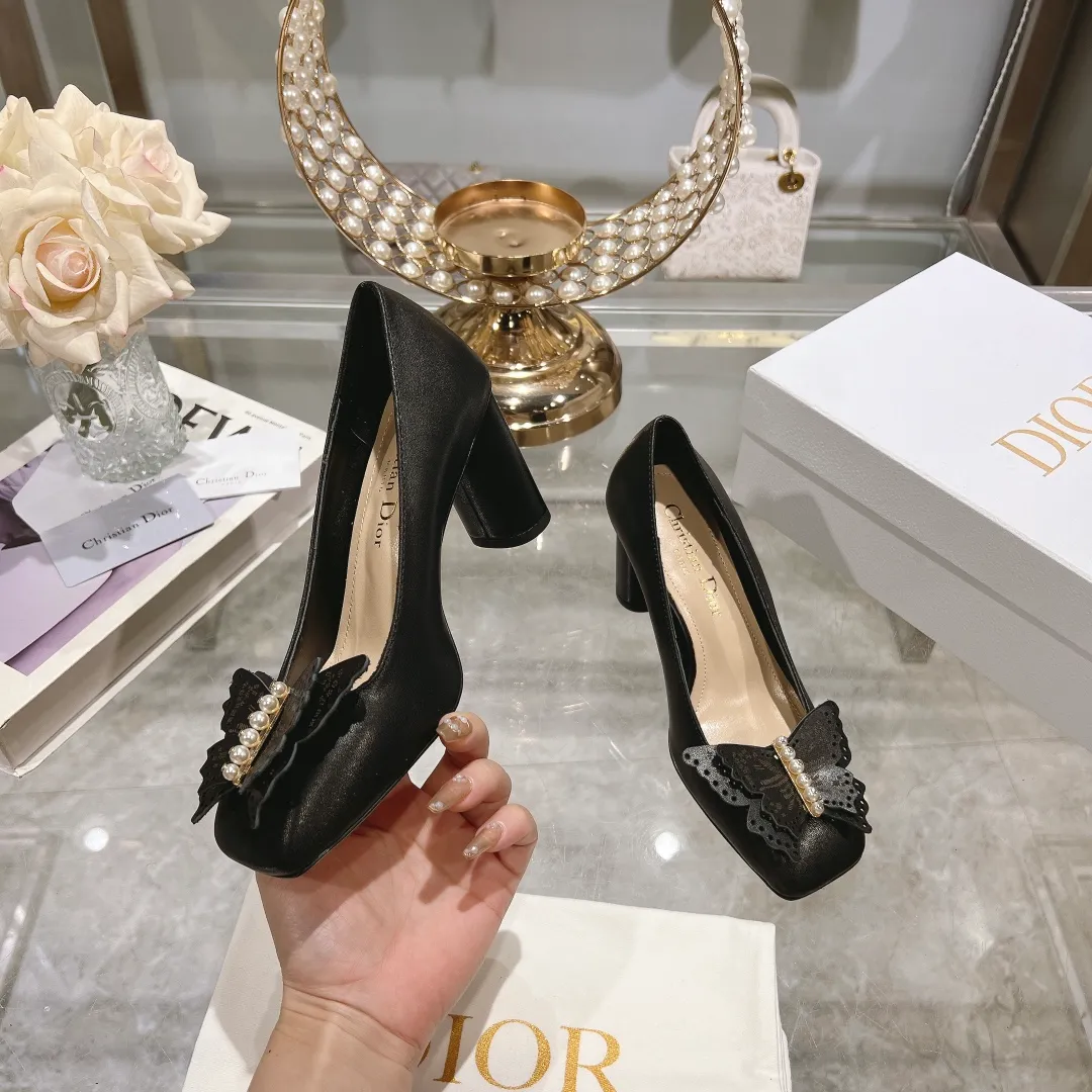 👟👟Ex-factory price 560👟👟 2024 early spring new style ◼️Dior ◼️Dior spring and summer latest fashion show haute couture series sandals Bow Mary Jane ——— Ldylle retro Roman style doll women's sandals CD pearl five metal buckle bow low-heeled women's single shoes Original development top high-end version Material: imported cow patent leather upper + water-dyed sheepskin lining + original molded pearl buckle + Italian genuine leather outsole Size: 34-40 (34.40. Customization is non-refundable and non-exchangeable) Heel height: 4.5cm 8.5cm